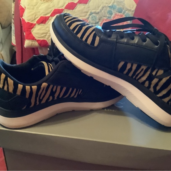 Vionic remi tiger print sneakers. Arch support orthotic. Black ties - Picture 7 of 9